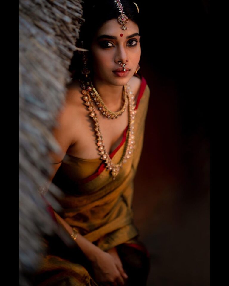 Traditional Look Of Dushara Vijayan With Antique Jewels