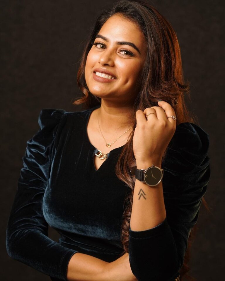 Actress Farina Azad Smiling Her Way Showing Dimples!