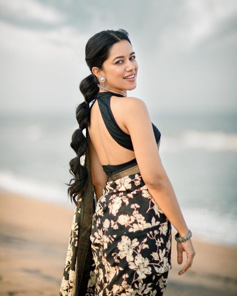 Latest Clicks Of Mirnalini Ravi In Beach