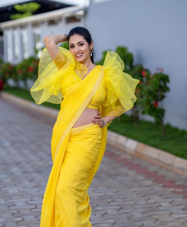 Actress Sadaa Feels Like A 🌻 In This Yellow Saree!