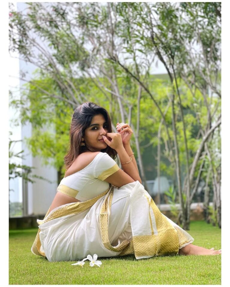 Gorgeous Looking Samyuktha Menon In Kerala Saree