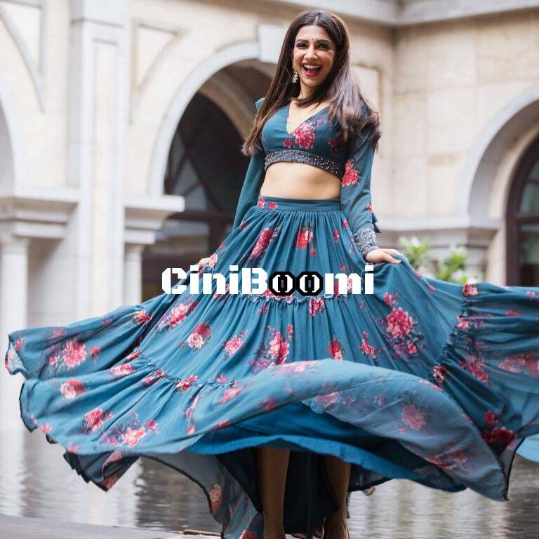 Bhavna Balakrishnan In All Smiles After Meeting MS Dhoni In The Audio Launch Of ‘LGM’ Film