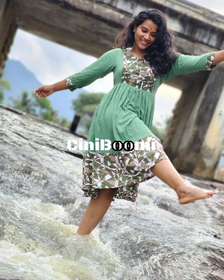 Latest Clicks Of Actress Dhivya Duraisamy