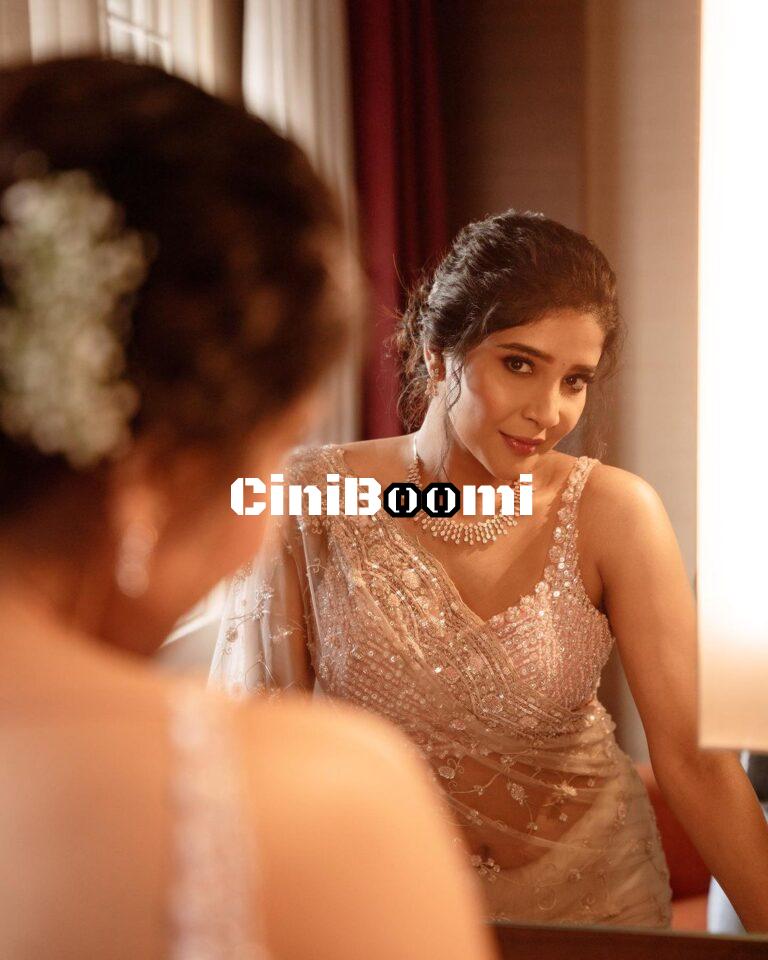 Ravishing Look Of Actress Sakshi Agarwal In Saree
