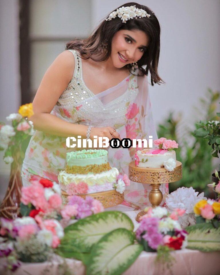 Actress Sakshi Agarwal Celebrating Her Birthday