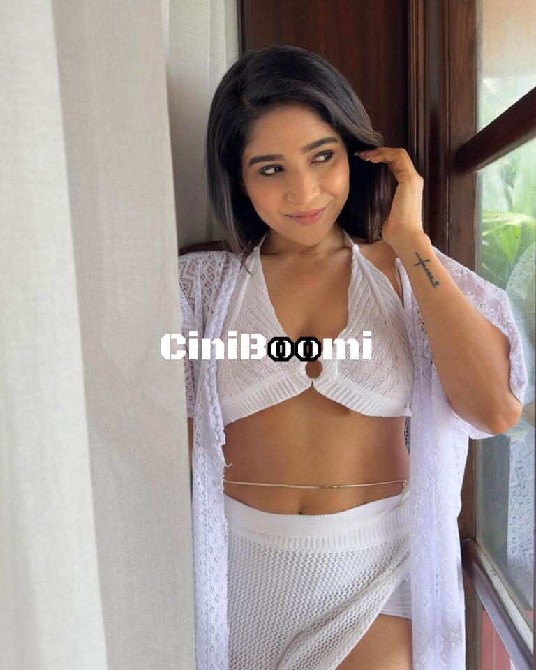 Actress Sakshi Agarwal Enjoying Her Vacation To Goa