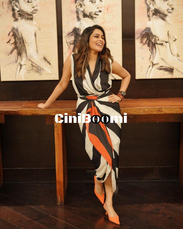 Stylish Clicks Of Kiki Vijay In Unique Outfit