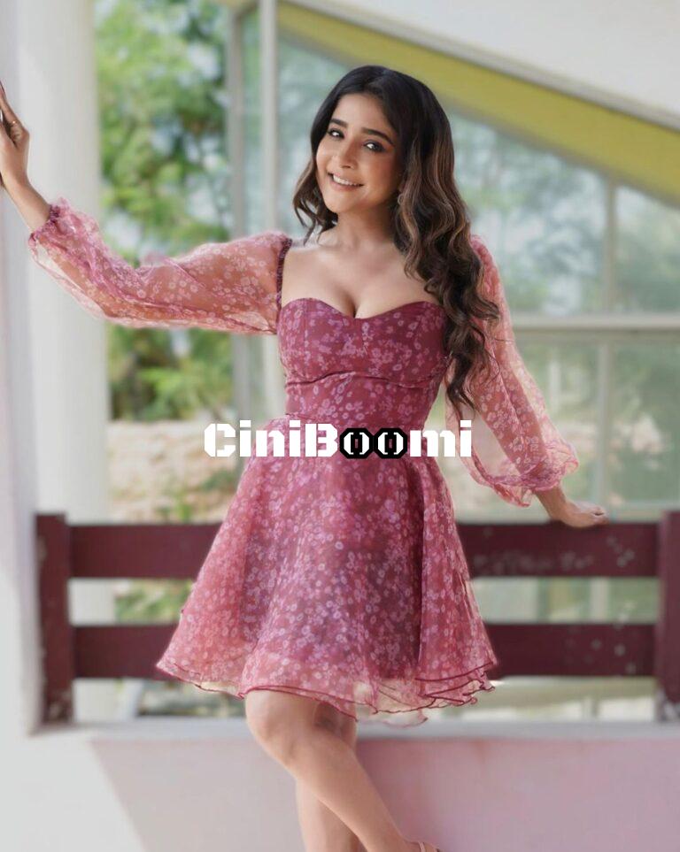 Stylish Clicks Of Actress Sakshi Agarwal