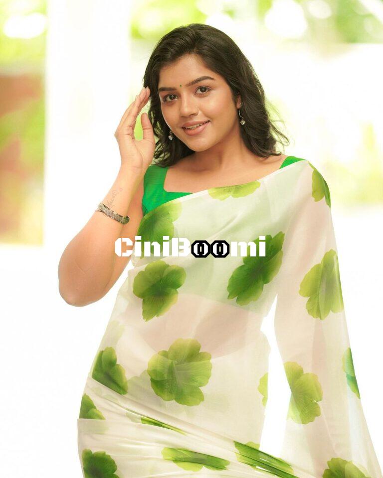 Latest Clicks Of Actress Suveta Shrimpton In Saree