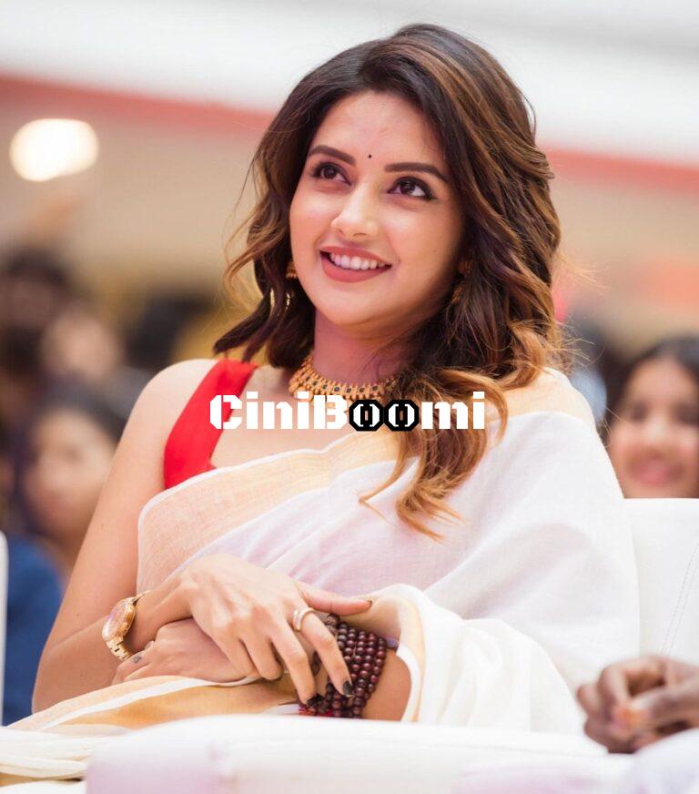 Actress Mahima Nambiar Radiates Ethereal Beauty In Kerala Saree