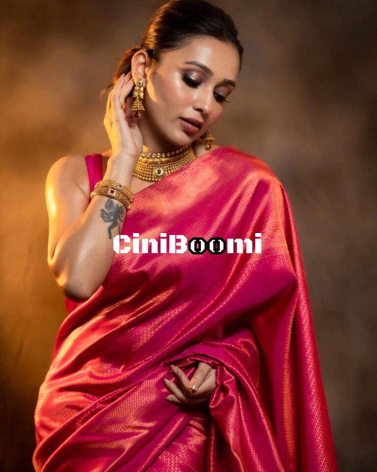 Actress Mimi Chakraborty Personifies Elegance In Saree