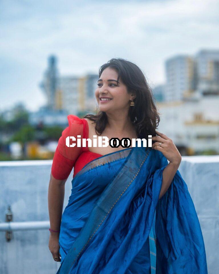 Casual Clicks Of Actress Sharanya Turadi In Blue Saree