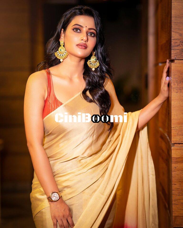 Alluring Look Of Actress Ushasi Ray In Saree