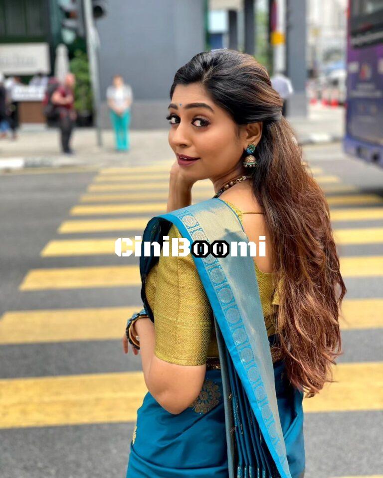 Actress Kuhasini Redefines Beauty In Traditional Outfit