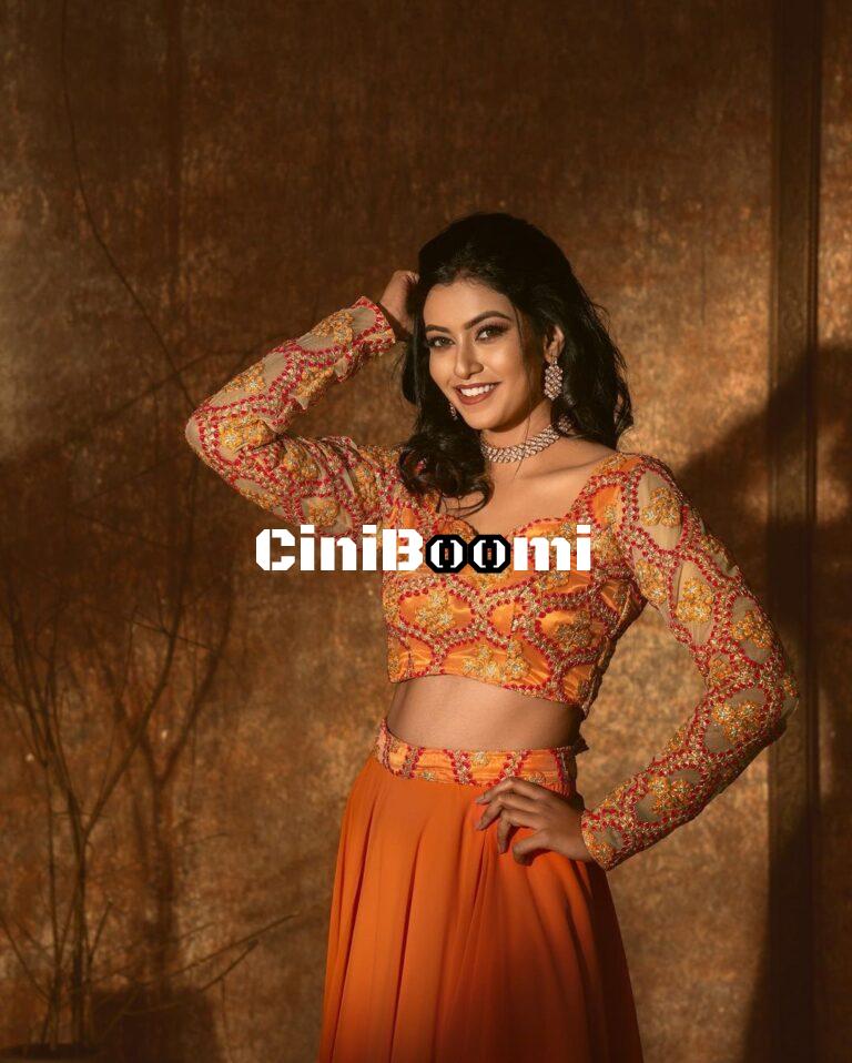 Actress Roshni Haripriyan Dazzles In Ethnic Outfit