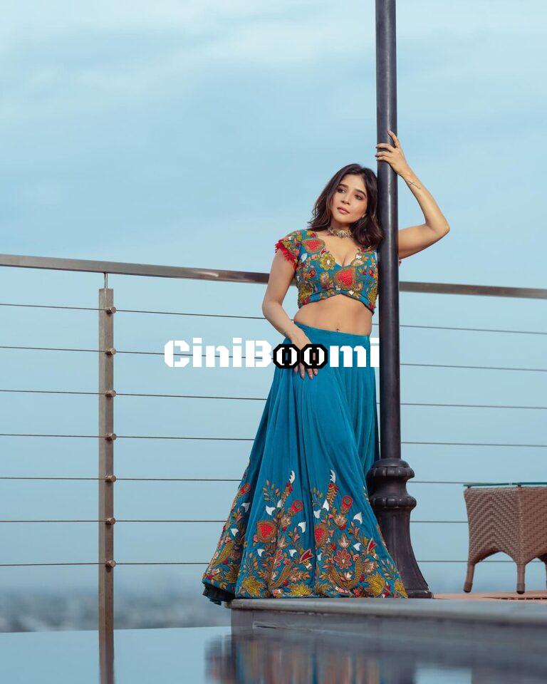 Actress Sakshi Agarwal Embraces Traditional Attire With A Touch Of Modernity