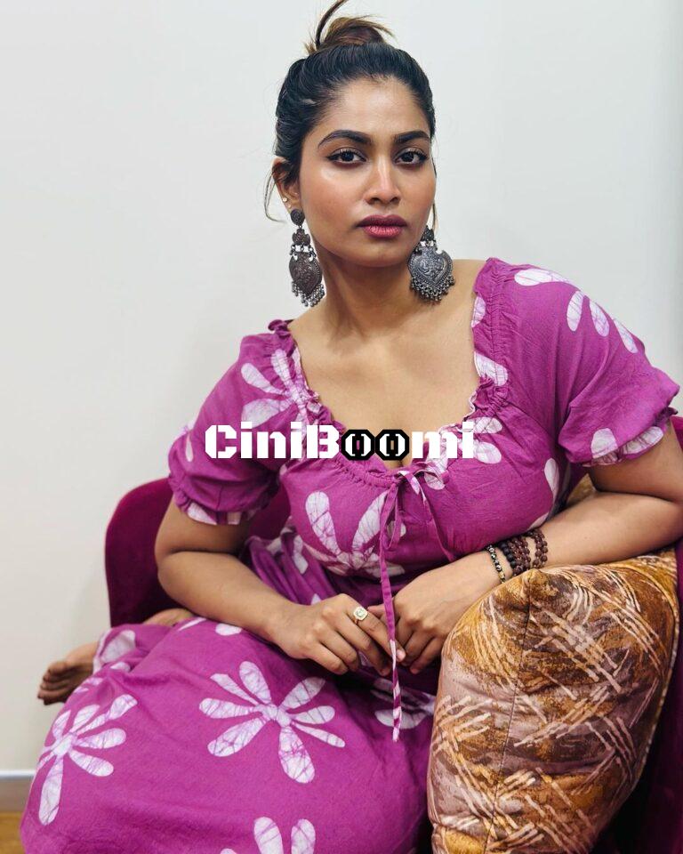 Casual Clicks Of Actress Shivani Narayanan