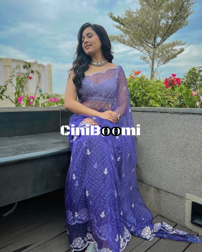 Casual Clicks Of Actress Srushti Dange In Saree