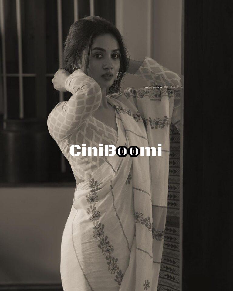 Actress Teju Ashwini Oozes Elegance In Saree