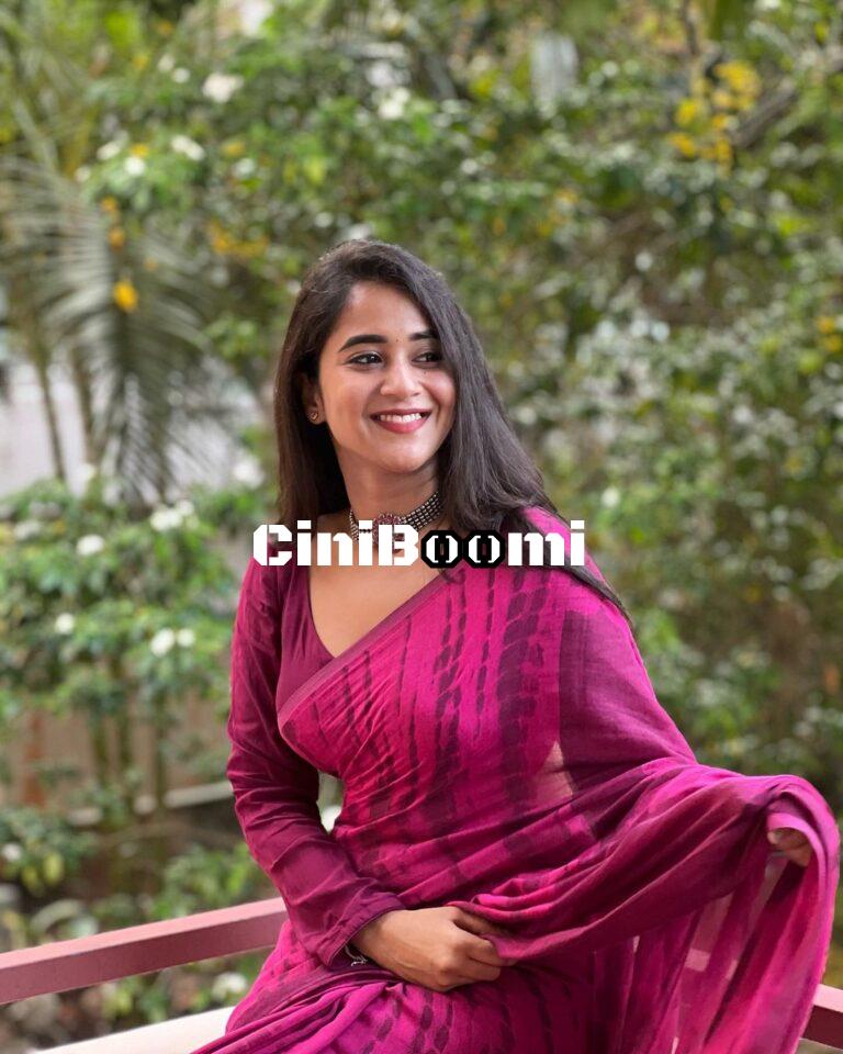 Actress Deepthi Sunaina Oozes Charm In Traditional Outfit