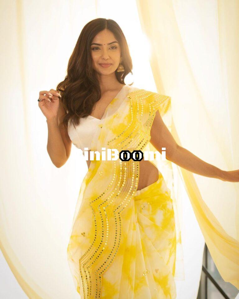 Actress Kashmira Sizzles In Yellow Saree