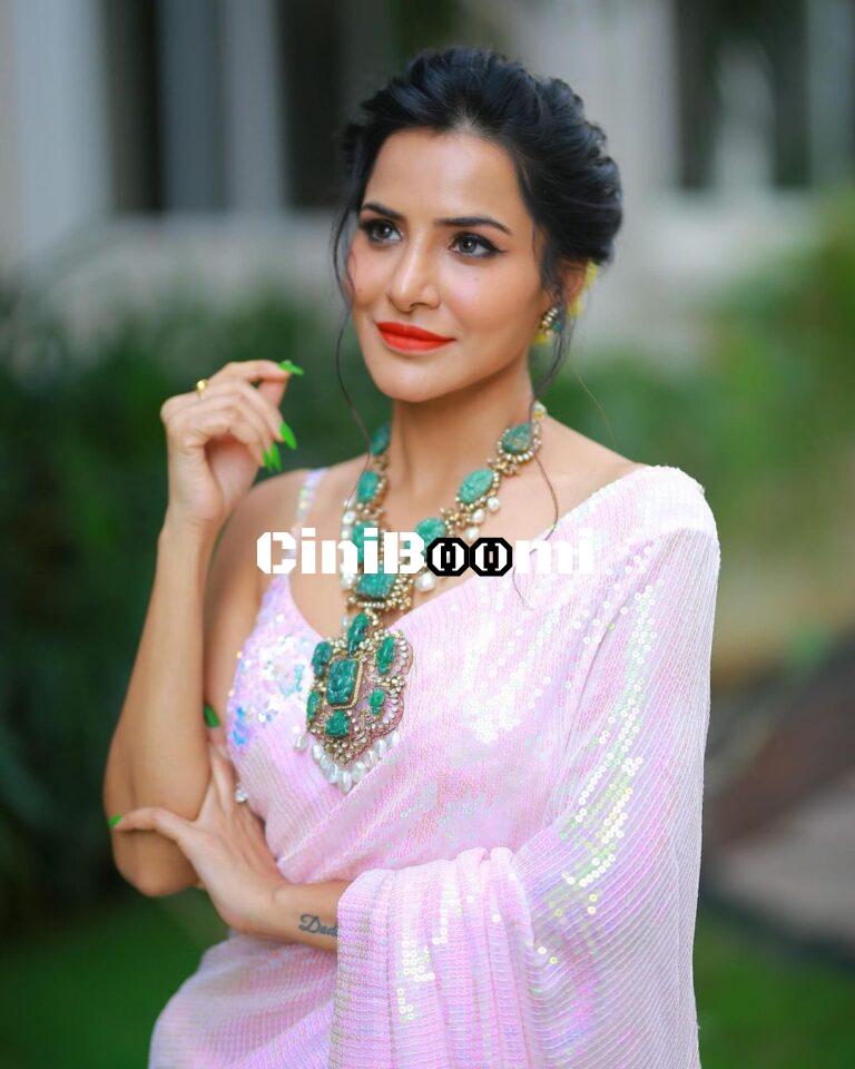 Actress Ashu Reddy Exudes Elegance In Pink Saree