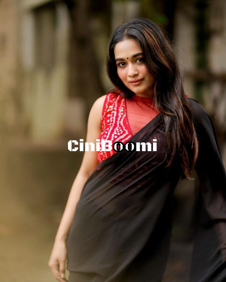 Actress Kaavya Arivumani Exudes Cuteness In Black Saree