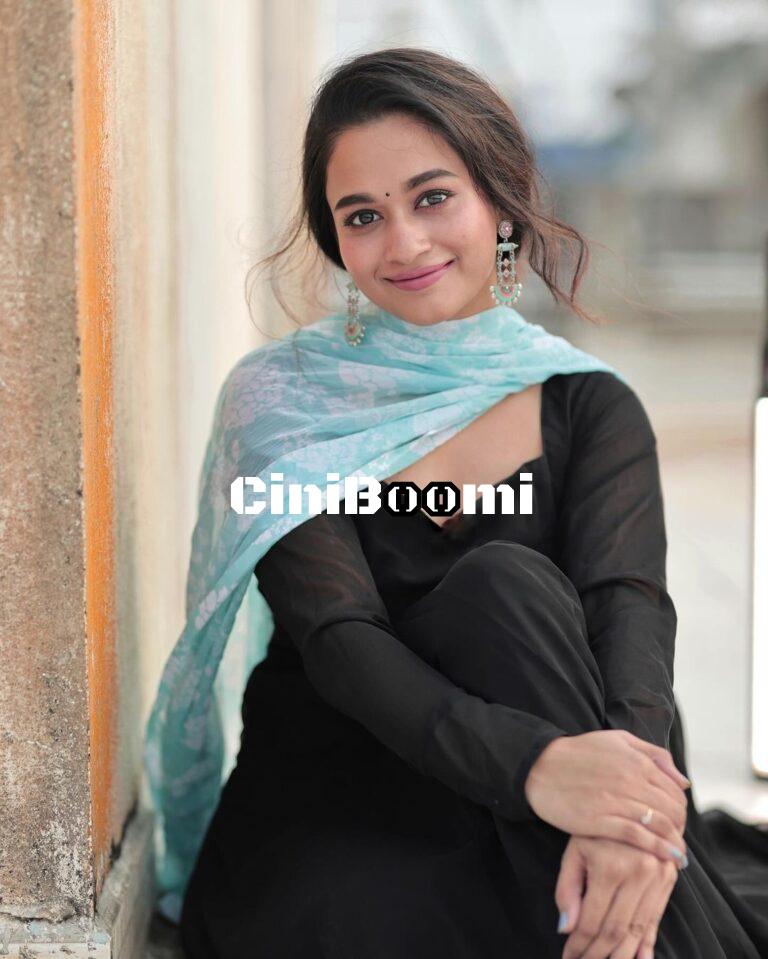 Casual Clicks Of Actress Kaavya Arivumani