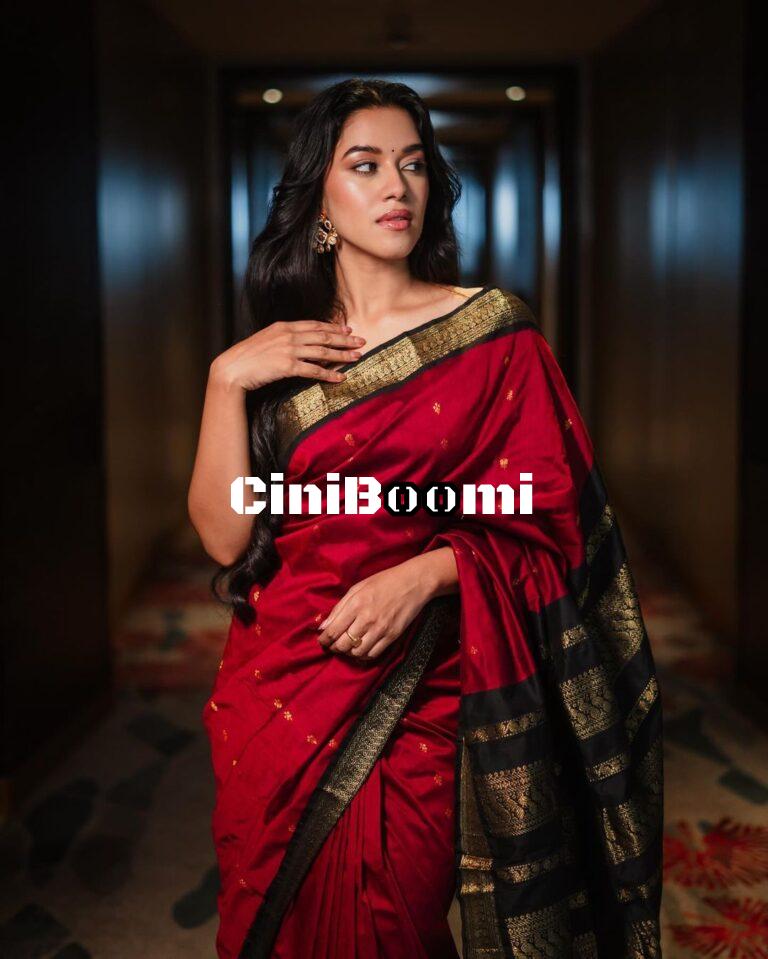 Actress Mirnalini Ravi Oozes Charm In Silk Saree