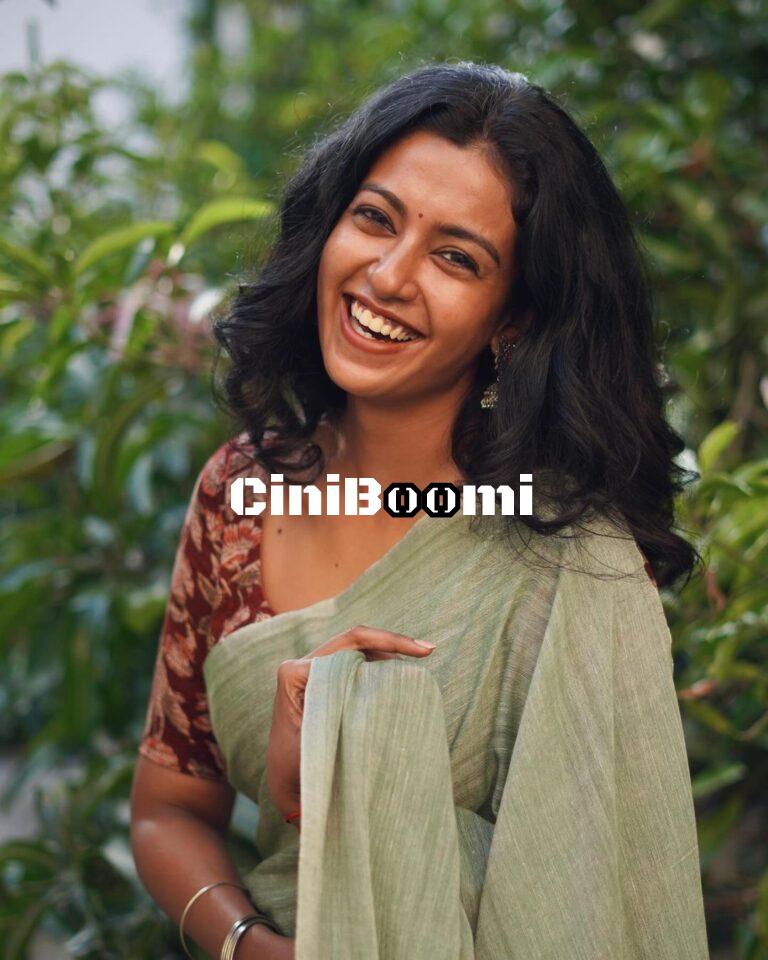 Actress Roshni Haripriyan Oozes Charm In Green Saree