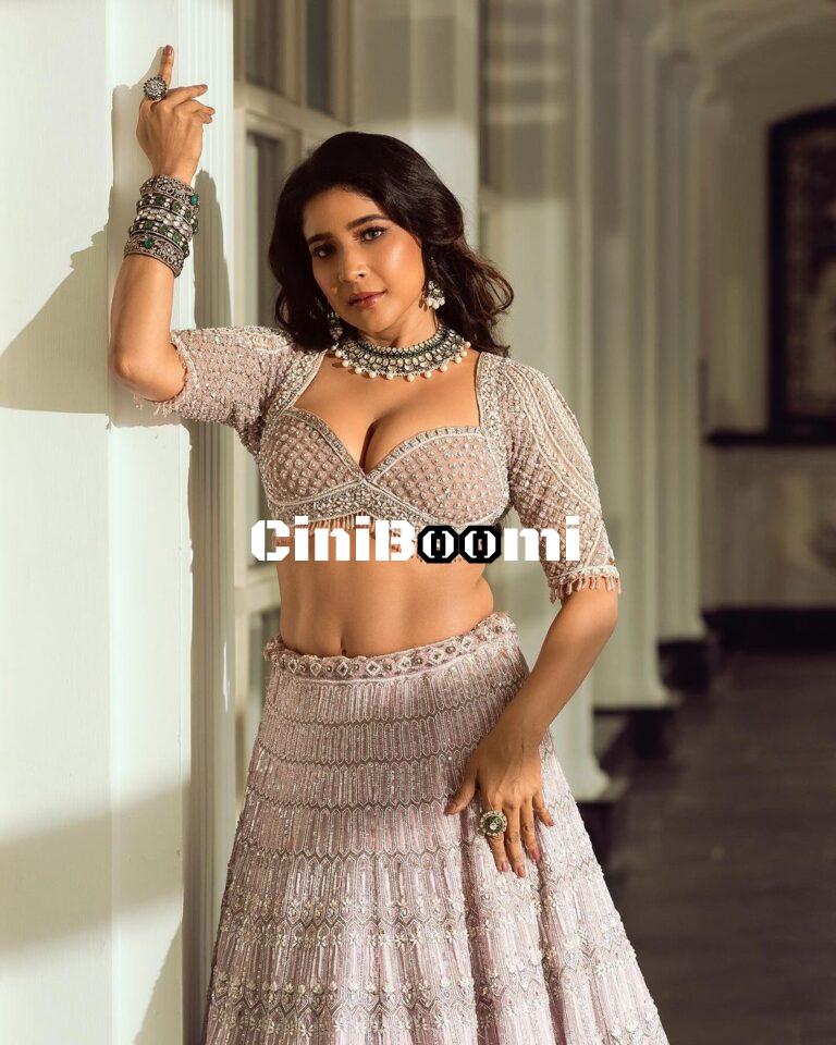Actress Sakshi Agarwal Radiates Glam In Appealing Outfit