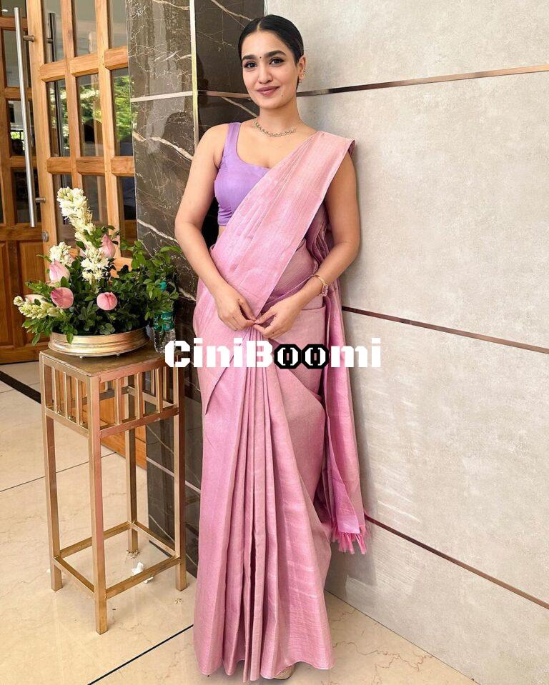 Actress Saniya Iyappan Redefines Elegance In Traditional Outfit