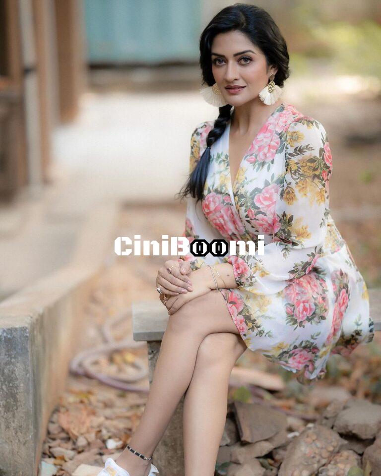 Actress Vimala Raman Dazzles In Floral Outfit
