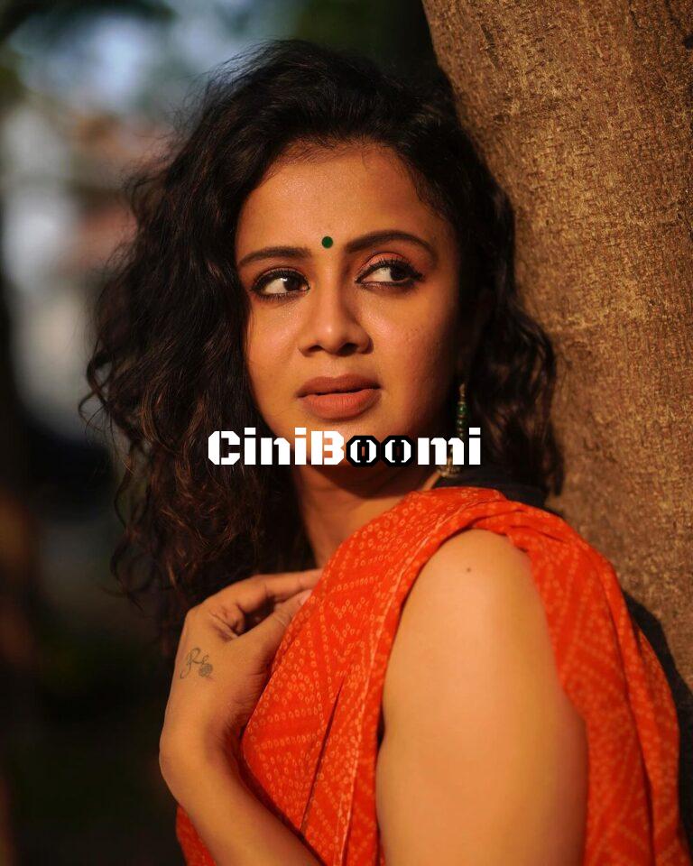 VJ Anjana Dazzles In Traditional Outfit