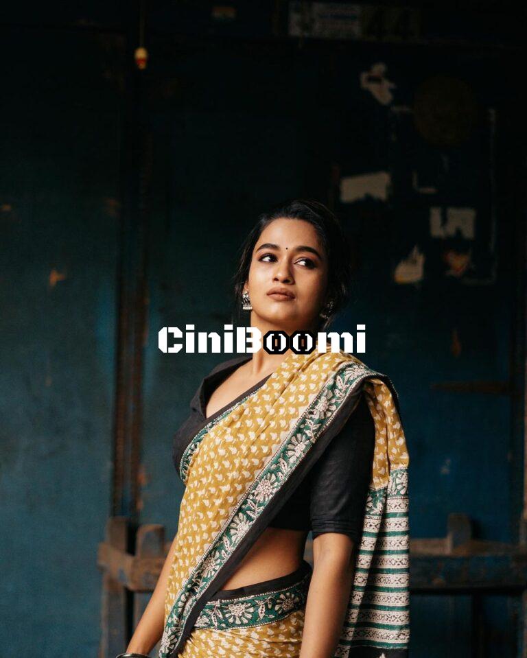 Actress Kaavya Arivumani Flaunts Her Elegance In Traditional Outfit