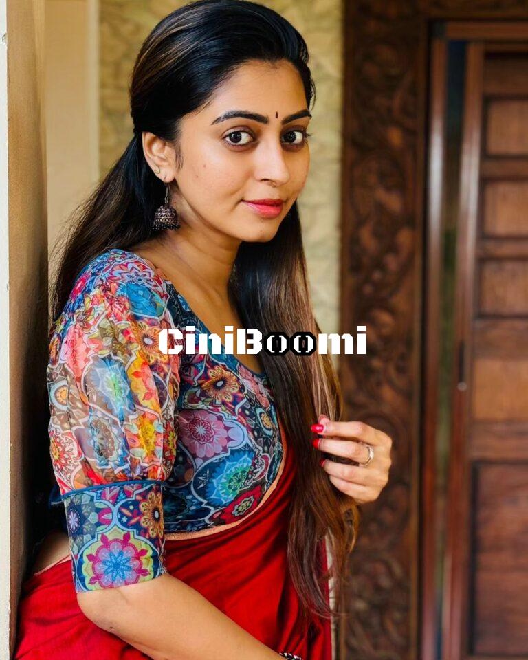 Actress Kuhasini Exudes Charm In Traditional Outfit