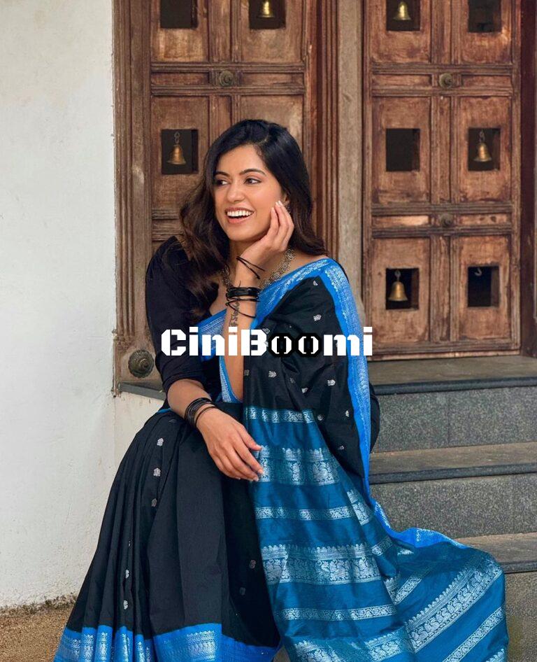 Actress Anju Kurian Looks Flawless In Black Saree