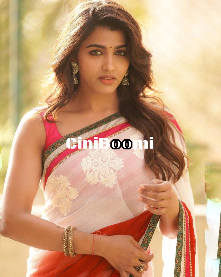 Actress Sai Dhanshika Dazzles In Traditional Outfit
