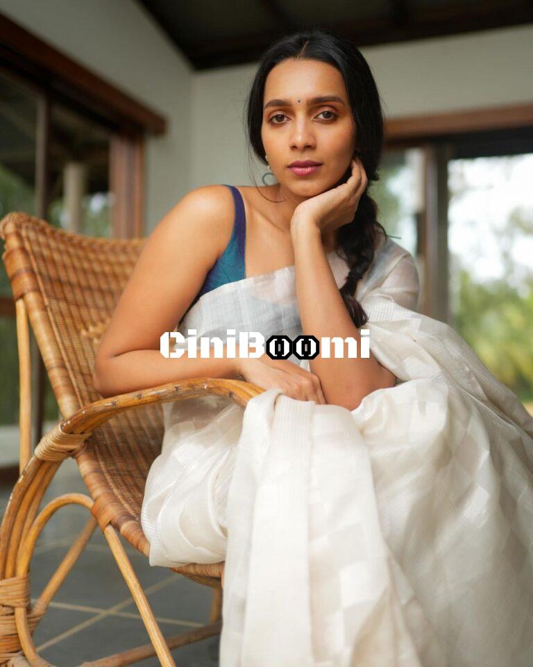 Actress Sanchana Natarajan Redefines Beauty In Traditional Attire