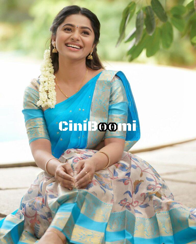 Actress Delna Davis Oozes Charm In Half Saree