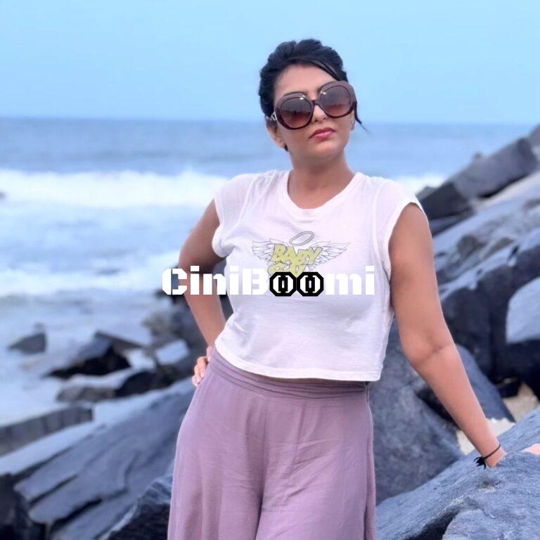 Actress Vandana Michael Enjoys Her Day Out At Pondy Beach