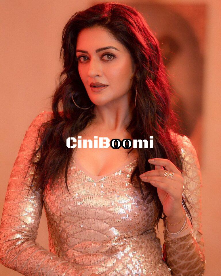 Actress Vimala Raman Sparkles In Glittering Outfit
