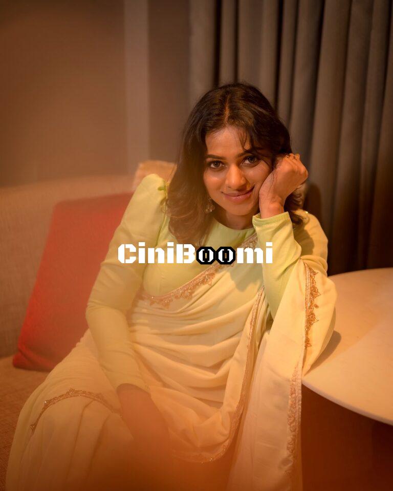 Actress Delna Davis Oozes Charm In Saree