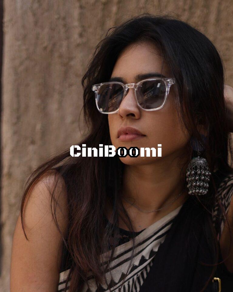 RJ Nivedha Exudes Style In Saree