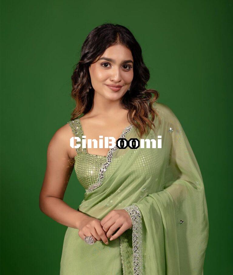 Actress Saniya Iyappan Sizzles In Green Saree