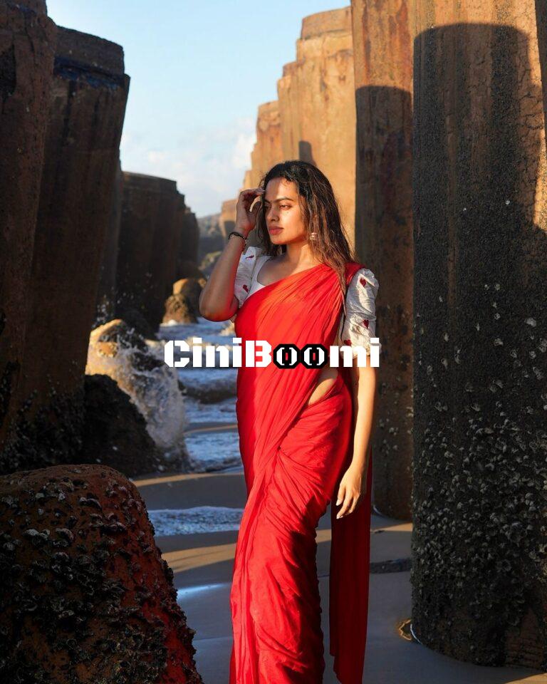 Actress Yamuna Chinnadurai Oozes Charm In Red Saree