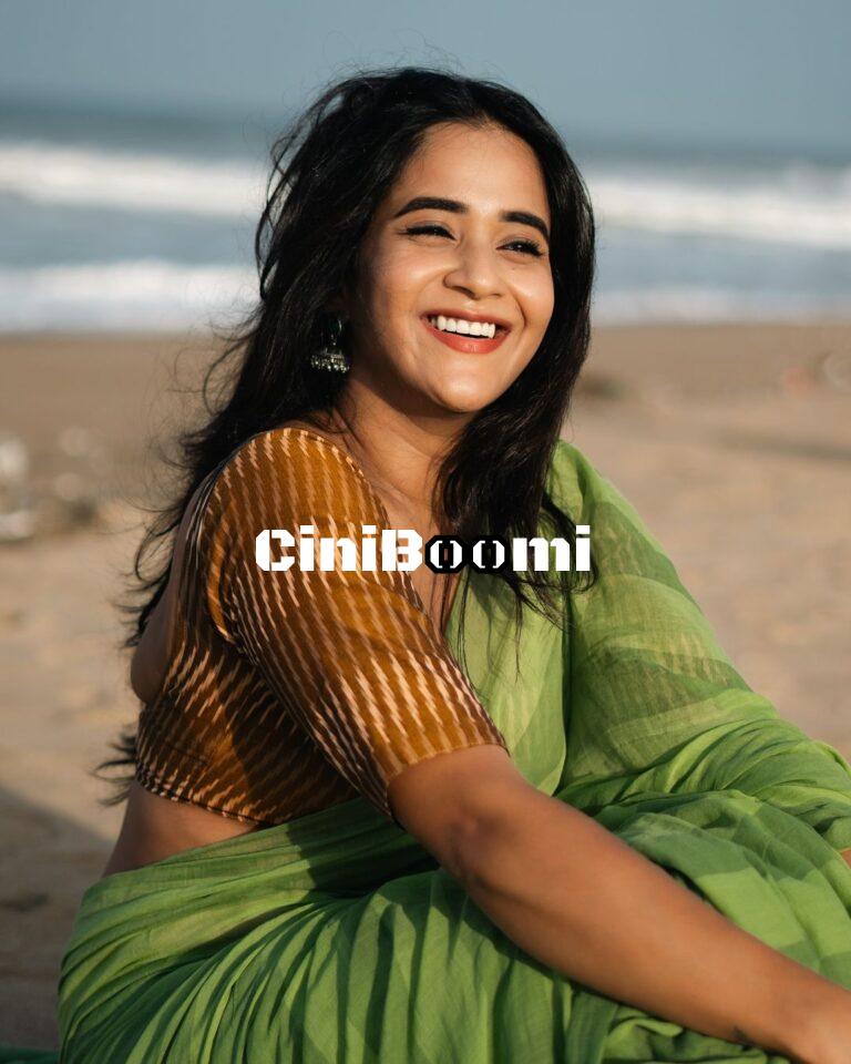 Actress Deepthi Sunaina Dazzles In Green Saree