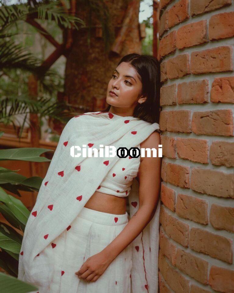 Actress Nivedhithaa Oozes Charm In White Lehenga