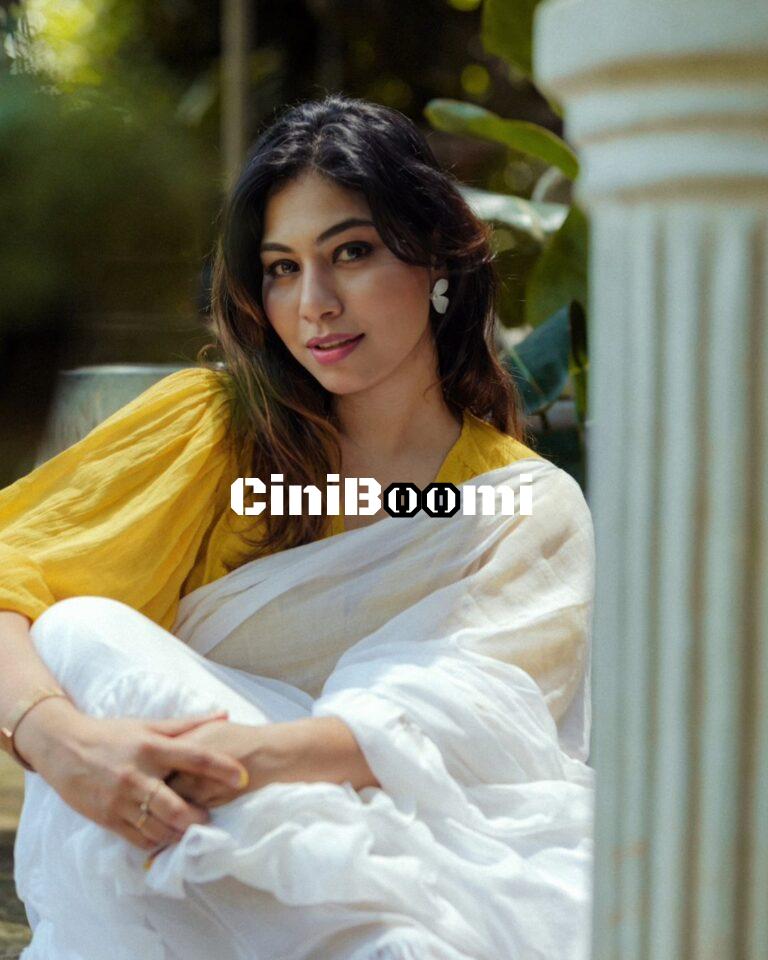 RJ Nancy Poses As ‘Jessie’ Of Vinnaithaandi Varuvaayaa