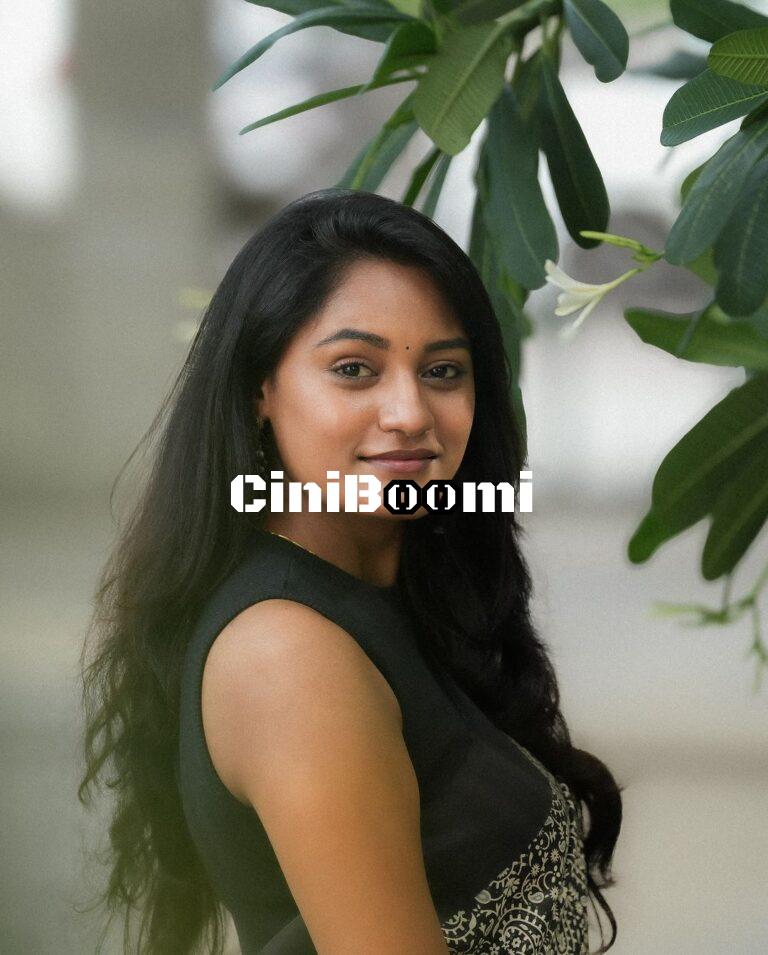 Actress Swathika Looks Flawless In Saree